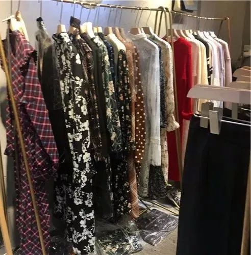 杭州清倉大促 圍巾10元，衣服20元，鞋帽零售季如白撿般狂潮